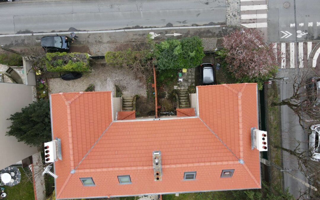 Réfection complète de toiture en tuiles plates sur une maison en meulière.