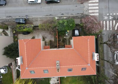Réfection complète de toiture en tuiles plates sur une maison en meulière.